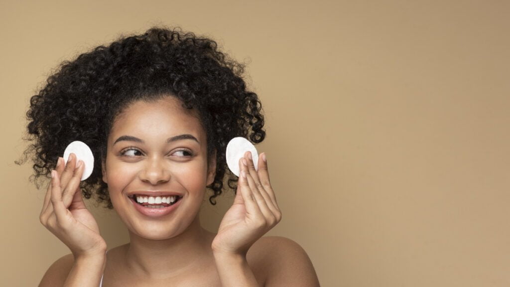 Como escolher o removedor de maquiagem ideal para o seu tipo de pele