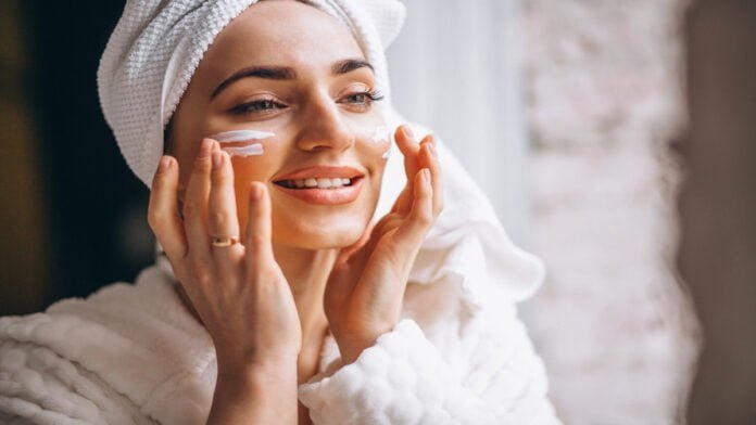 Por que é importante usar protetor solar na maquiagem?